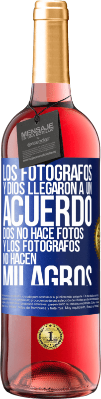 29,95 € Envío gratis | Vino Rosado Edición ROSÉ Los fotógrafos y Dios llegaron a un acuerdo. Dios no hace fotos y los fotógrafos no hacen milagros Etiqueta Azul. Etiqueta personalizable Vino joven Cosecha 2023 Tempranillo