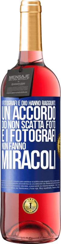 29,95 € Spedizione Gratuita | Vino rosato Edizione ROSÉ I fotografi e Dio hanno raggiunto un accordo. Dio non scatta foto e i fotografi non fanno miracoli Etichetta Blu. Etichetta personalizzabile Vino giovane Raccogliere 2023 Tempranillo