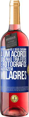 29,95 € Envio grátis | Vinho rosé Edição ROSÉ Os fotógrafos e Deus chegaram a um acordo. Deus não tira fotos e fotógrafos não fazem milagres Etiqueta Azul. Etiqueta personalizável Vinho jovem Colheita 2023 Tempranillo