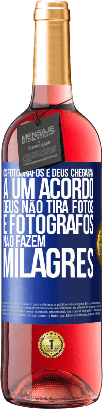 29,95 € Envio grátis | Vinho rosé Edição ROSÉ Os fotógrafos e Deus chegaram a um acordo. Deus não tira fotos e fotógrafos não fazem milagres Etiqueta Azul. Etiqueta personalizável Vinho jovem Colheita 2024 Tempranillo