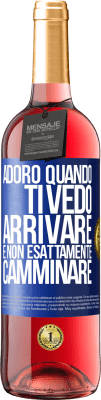 29,95 € Spedizione Gratuita | Vino rosato Edizione ROSÉ Adoro quando ti vedo arrivare e non esattamente camminare Etichetta Blu. Etichetta personalizzabile Vino giovane Raccogliere 2023 Tempranillo