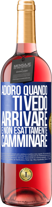 29,95 € Spedizione Gratuita | Vino rosato Edizione ROSÉ Adoro quando ti vedo arrivare e non esattamente camminare Etichetta Blu. Etichetta personalizzabile Vino giovane Raccogliere 2023 Tempranillo