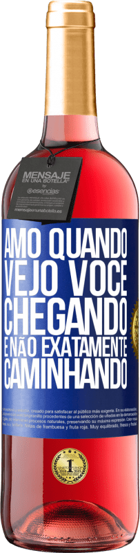 29,95 € Envio grátis | Vinho rosé Edição ROSÉ Amo quando vejo você chegando e não exatamente caminhando Etiqueta Azul. Etiqueta personalizável Vinho jovem Colheita 2024 Tempranillo