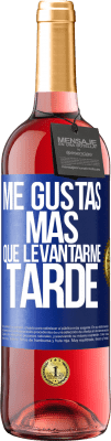 29,95 € Envío gratis | Vino Rosado Edición ROSÉ Me gustas más que levantarme tarde Etiqueta Azul. Etiqueta personalizable Vino joven Cosecha 2023 Tempranillo