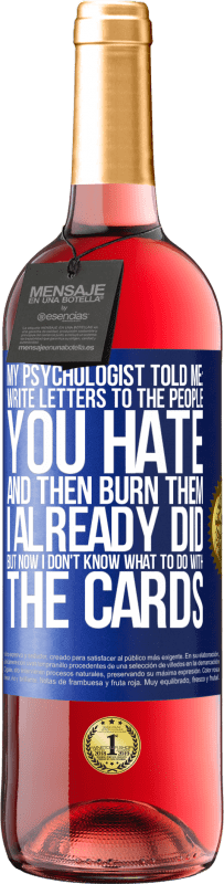 29,95 € 免费送货 | 桃红葡萄酒 ROSÉ版 我的心理学家告诉我：写信给你讨厌的人，然后焚毁他们。我已经做过，但是现在我不知道该如何处理卡片 蓝色标签. 可自定义的标签 青年酒 收成 2025 Tempranillo