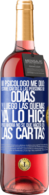 29,95 € Envío gratis | Vino Rosado Edición ROSÉ Mi psicólogo me dijo: escribe cartas a las personas que odias y luego las quemas. Ya lo hice, pero ahora no sé qué hacer con Etiqueta Azul. Etiqueta personalizable Vino joven Cosecha 2024 Tempranillo