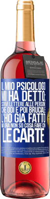 29,95 € Spedizione Gratuita | Vino rosato Edizione ROSÉ Il mio psicologo mi ha detto: scrivi lettere alle persone che odi e poi bruciale. L'ho già fatto, ma ora non so cosa fare Etichetta Blu. Etichetta personalizzabile Vino giovane Raccogliere 2025 Tempranillo