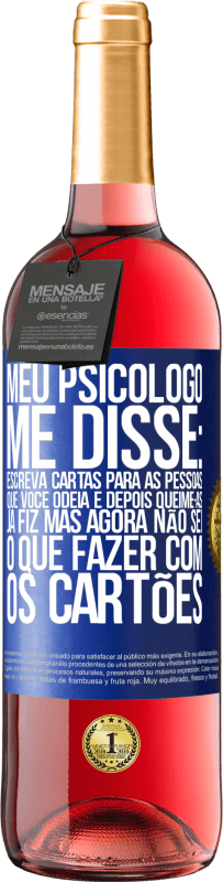 29,95 € Envio grátis | Vinho rosé Edição ROSÉ Meu psicólogo me disse: escreva cartas para as pessoas que você odeia e depois queime-as. Já fiz, mas agora não sei o que Etiqueta Azul. Etiqueta personalizável Vinho jovem Colheita 2023 Tempranillo