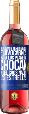 29,95 € Envío gratis | Vino Rosado Edición ROSÉ No debemos tener miedo a equivocarnos, hasta los planetas chocan y del caos nacen las estrellas Etiqueta Azul. Etiqueta personalizable Vino joven Cosecha 2024 Tempranillo