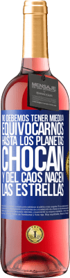 29,95 € Envío gratis | Vino Rosado Edición ROSÉ No debemos tener miedo a equivocarnos, hasta los planetas chocan y del caos nacen las estrellas Etiqueta Azul. Etiqueta personalizable Vino joven Cosecha 2025 Tempranillo