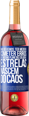 29,95 € Envio grátis | Vinho rosé Edição ROSÉ Não devemos ter medo de cometer erros, até mesmo planetas colidem e estrelas nascem do caos Etiqueta Azul. Etiqueta personalizável Vinho jovem Colheita 2024 Tempranillo