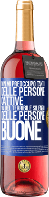 29,95 € Spedizione Gratuita | Vino rosato Edizione ROSÉ Non mi preoccupo tanto delle persone cattive, ma del terribile silenzio delle persone buone Etichetta Blu. Etichetta personalizzabile Vino giovane Raccogliere 2023 Tempranillo