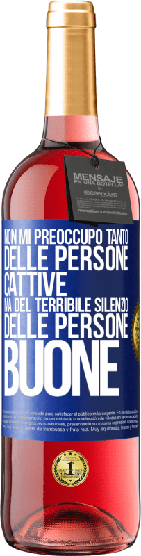 29,95 € Spedizione Gratuita | Vino rosato Edizione ROSÉ Non mi preoccupo tanto delle persone cattive, ma del terribile silenzio delle persone buone Etichetta Blu. Etichetta personalizzabile Vino giovane Raccogliere 2023 Tempranillo