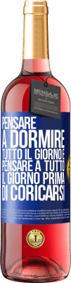 29,95 € Spedizione Gratuita | Vino rosato Edizione ROSÉ Pensare a dormire tutto il giorno e pensare a tutto il giorno prima di coricarsi Etichetta Blu. Etichetta personalizzabile Vino giovane Raccogliere 2024 Tempranillo