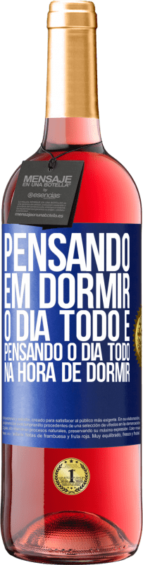 29,95 € Envio grátis | Vinho rosé Edição ROSÉ Pensando em dormir o dia todo e pensando o dia todo na hora de dormir Etiqueta Azul. Etiqueta personalizável Vinho jovem Colheita 2023 Tempranillo