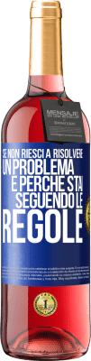 29,95 € Spedizione Gratuita | Vino rosato Edizione ROSÉ Se non riesci a risolvere un problema è perché stai seguendo le regole Etichetta Blu. Etichetta personalizzabile Vino giovane Raccogliere 2025 Tempranillo
