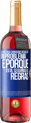 29,95 € Envio grátis | Vinho rosé Edição ROSÉ Se você não consegue resolver um problema é porque está seguindo as regras Etiqueta Azul. Etiqueta personalizável Vinho jovem Colheita 2023 Tempranillo