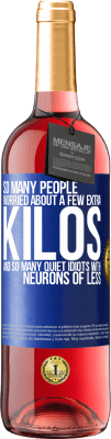 29,95 € 送料無料 | ロゼワイン ROSÉエディション 非常に多くの人々が数キロ余分に心配し、ニューロンの少ない静かな馬鹿がたくさんいます 青いタグ. カスタマイズ可能なラベル 若いワイン 収穫 2025 Tempranillo