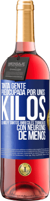 29,95 € Envío gratis | Vino Rosado Edición ROSÉ Tanta gente preocupada por unos kilos de más y tantos imbéciles tranquilos con neuronas de menos Etiqueta Azul. Etiqueta personalizable Vino joven Cosecha 2025 Tempranillo