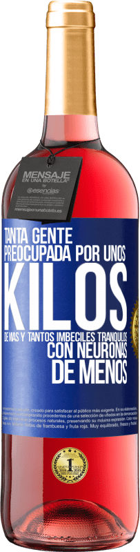 29,95 € Envío gratis | Vino Rosado Edición ROSÉ Tanta gente preocupada por unos kilos de más y tantos imbéciles tranquilos con neuronas de menos Etiqueta Azul. Etiqueta personalizable Vino joven Cosecha 2024 Tempranillo