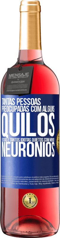 29,95 € Envio grátis | Vinho rosé Edição ROSÉ Tantas pessoas preocupadas com alguns quilos extras e tantos idiotas quietos com menos neurônios Etiqueta Azul. Etiqueta personalizável Vinho jovem Colheita 2024 Tempranillo