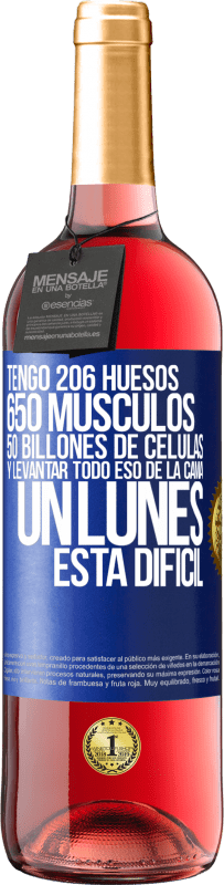 29,95 € Envío gratis | Vino Rosado Edición ROSÉ Tengo 206 huesos, 650 músculos, 50 billones de células y levantar todo eso de la cama un lunes está difícil Etiqueta Azul. Etiqueta personalizable Vino joven Cosecha 2023 Tempranillo