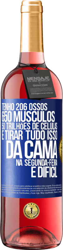 29,95 € Envio grátis | Vinho rosé Edição ROSÉ Tenho 206 ossos, 650 músculos, 50 trilhões de células e tirar tudo isso da cama na segunda-feira é difícil Etiqueta Azul. Etiqueta personalizável Vinho jovem Colheita 2023 Tempranillo