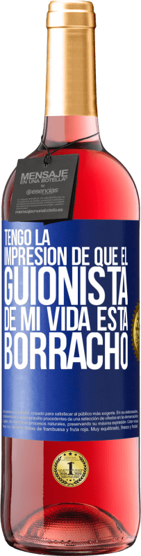 29,95 € Envío gratis | Vino Rosado Edición ROSÉ Tengo la impresión de que el guionista de mi vida está borracho Etiqueta Azul. Etiqueta personalizable Vino joven Cosecha 2023 Tempranillo