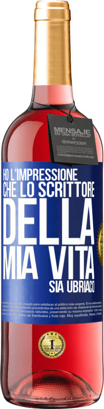 29,95 € Spedizione Gratuita | Vino rosato Edizione ROSÉ Ho l'impressione che lo scrittore della mia vita sia ubriaco Etichetta Blu. Etichetta personalizzabile Vino giovane Raccogliere 2024 Tempranillo