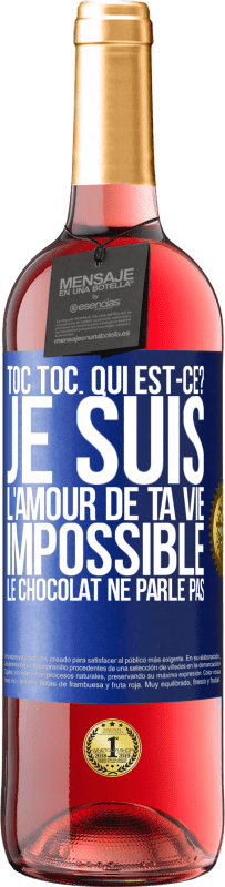 29,95 € Envoi gratuit | Vin rosé Édition ROSÉ Toc Toc. Qui est-ce? Je suis l'amour de ta vie. Impossible, le chocolat ne parle pas Étiquette Bleue. Étiquette personnalisable Vin jeune Récolte 2024 Tempranillo