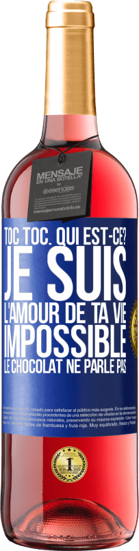 29,95 € Envoi gratuit | Vin rosé Édition ROSÉ Toc Toc. Qui est-ce? Je suis l'amour de ta vie. Impossible, le chocolat ne parle pas Étiquette Bleue. Étiquette personnalisable Vin jeune Récolte 2025 Tempranillo