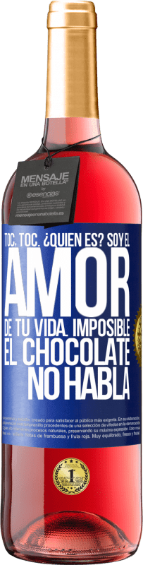 29,95 € Envío gratis | Vino Rosado Edición ROSÉ Toc, toc. ¿Quién es? Soy el amor de tu vida. Imposible, el chocolate no habla Etiqueta Azul. Etiqueta personalizable Vino joven Cosecha 2023 Tempranillo