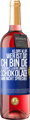 29,95 € Kostenloser Versand | Roséwein ROSÉ Ausgabe Klopf klopf. Wer ist da? Ich bin die Liebe deines Lebens. Unmöglich, Schokolade kann nicht sprechen Blaue Markierung. Anpassbares Etikett Junger Wein Ernte 2024 Tempranillo