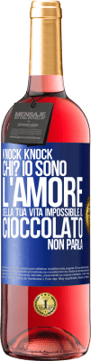 29,95 € Spedizione Gratuita | Vino rosato Edizione ROSÉ Knock Knock. Chi? Io sono l'amore della tua vita Impossibile, il cioccolato non parla Etichetta Blu. Etichetta personalizzabile Vino giovane Raccogliere 2025 Tempranillo