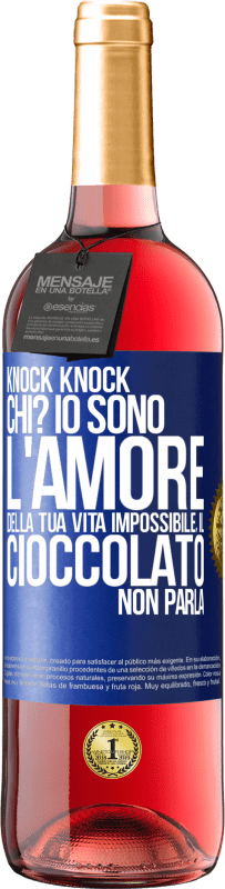 29,95 € Spedizione Gratuita | Vino rosato Edizione ROSÉ Knock Knock. Chi? Io sono l'amore della tua vita Impossibile, il cioccolato non parla Etichetta Blu. Etichetta personalizzabile Vino giovane Raccogliere 2023 Tempranillo