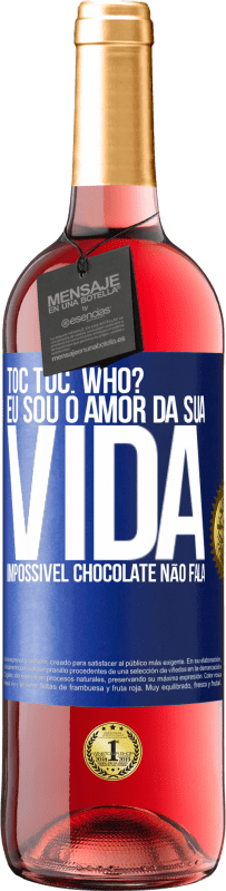 29,95 € Envio grátis | Vinho rosé Edição ROSÉ TOC Toc. Who? Eu sou o amor da sua vida. Impossível chocolate não fala Etiqueta Azul. Etiqueta personalizável Vinho jovem Colheita 2023 Tempranillo