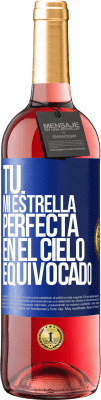 29,95 € Envío gratis | Vino Rosado Edición ROSÉ Tú. Mi estrella perfecta en el cielo equivocado Etiqueta Azul. Etiqueta personalizable Vino joven Cosecha 2023 Tempranillo