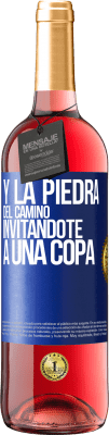 29,95 € Envío gratis | Vino Rosado Edición ROSÉ Y la piedra del camino invitándote a una copa Etiqueta Azul. Etiqueta personalizable Vino joven Cosecha 2023 Tempranillo