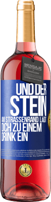 29,95 € Kostenloser Versand | Roséwein ROSÉ Ausgabe Und der Stein am Straßenrand lädt dich zu einem Drink ein Blaue Markierung. Anpassbares Etikett Junger Wein Ernte 2023 Tempranillo