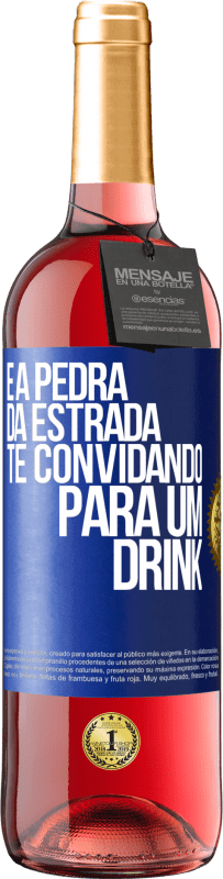 29,95 € Envio grátis | Vinho rosé Edição ROSÉ E a pedra da estrada te convidando para um drink Etiqueta Azul. Etiqueta personalizável Vinho jovem Colheita 2023 Tempranillo