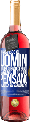 29,95 € Spedizione Gratuita | Vino rosato Edizione ROSÉ Non capisco gli uomini. Dici loro che non c'è niente di sbagliato in te e loro pensano che nulla sia sbagliato in te Etichetta Blu. Etichetta personalizzabile Vino giovane Raccogliere 2024 Tempranillo