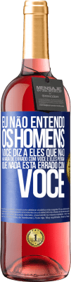 29,95 € Envio grátis | Vinho rosé Edição ROSÉ Eu não entendo os homens. Você diz a eles que não há nada de errado com você e eles pensam que nada está errado com você Etiqueta Azul. Etiqueta personalizável Vinho jovem Colheita 2023 Tempranillo