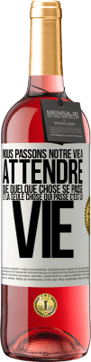 29,95 € Envoi gratuit | Vin rosé Édition ROSÉ Nous passons notre vie à attendre que quelque chose se passe et la seule chose qui passe c'est la vie Étiquette Blanche. Étiquette personnalisable Vin jeune Récolte 2023 Tempranillo