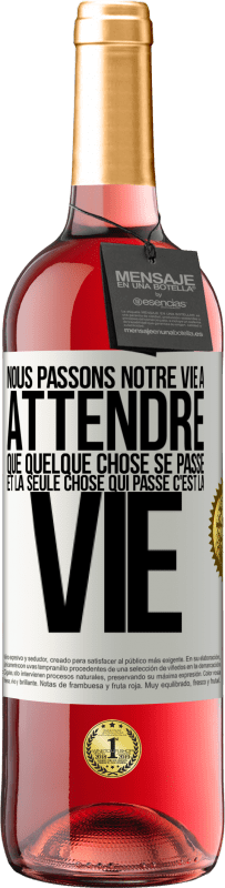 29,95 € Envoi gratuit | Vin rosé Édition ROSÉ Nous passons notre vie à attendre que quelque chose se passe et la seule chose qui passe c'est la vie Étiquette Blanche. Étiquette personnalisable Vin jeune Récolte 2024 Tempranillo