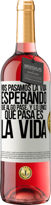 29,95 € Envío gratis | Vino Rosado Edición ROSÉ Nos pasamos la vida esperando que algo pase, y lo único que pasa es la vida Etiqueta Blanca. Etiqueta personalizable Vino joven Cosecha 2025 Tempranillo
