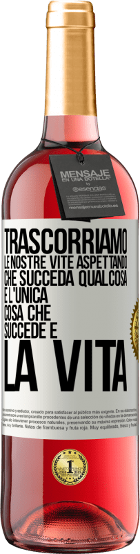 29,95 € Spedizione Gratuita | Vino rosato Edizione ROSÉ Trascorriamo le nostre vite aspettando che succeda qualcosa e l'unica cosa che succede è la vita Etichetta Bianca. Etichetta personalizzabile Vino giovane Raccogliere 2024 Tempranillo