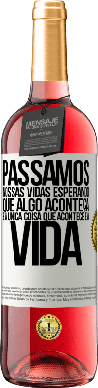 29,95 € Envio grátis | Vinho rosé Edição ROSÉ Passamos nossas vidas esperando que algo aconteça, e a única coisa que acontece é a vida Etiqueta Branca. Etiqueta personalizável Vinho jovem Colheita 2024 Tempranillo