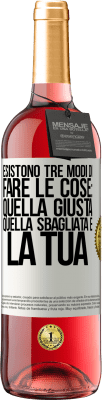 29,95 € Spedizione Gratuita | Vino rosato Edizione ROSÉ Esistono tre modi di fare le cose: quella giusta, quella sbagliata e la tua Etichetta Bianca. Etichetta personalizzabile Vino giovane Raccogliere 2024 Tempranillo