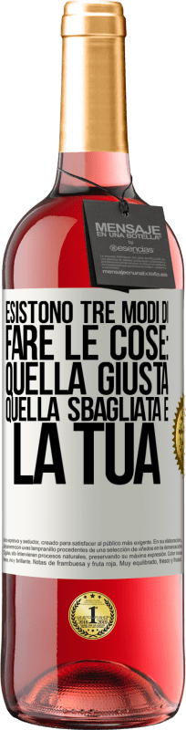 29,95 € Spedizione Gratuita | Vino rosato Edizione ROSÉ Esistono tre modi di fare le cose: quella giusta, quella sbagliata e la tua Etichetta Bianca. Etichetta personalizzabile Vino giovane Raccogliere 2024 Tempranillo