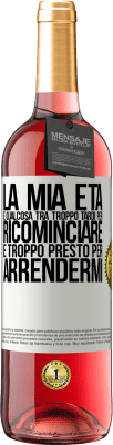 29,95 € Spedizione Gratuita | Vino rosato Edizione ROSÉ La mia età è qualcosa tra ... Troppo tardi per ricominciare e ... troppo presto per arrendermi Etichetta Bianca. Etichetta personalizzabile Vino giovane Raccogliere 2025 Tempranillo